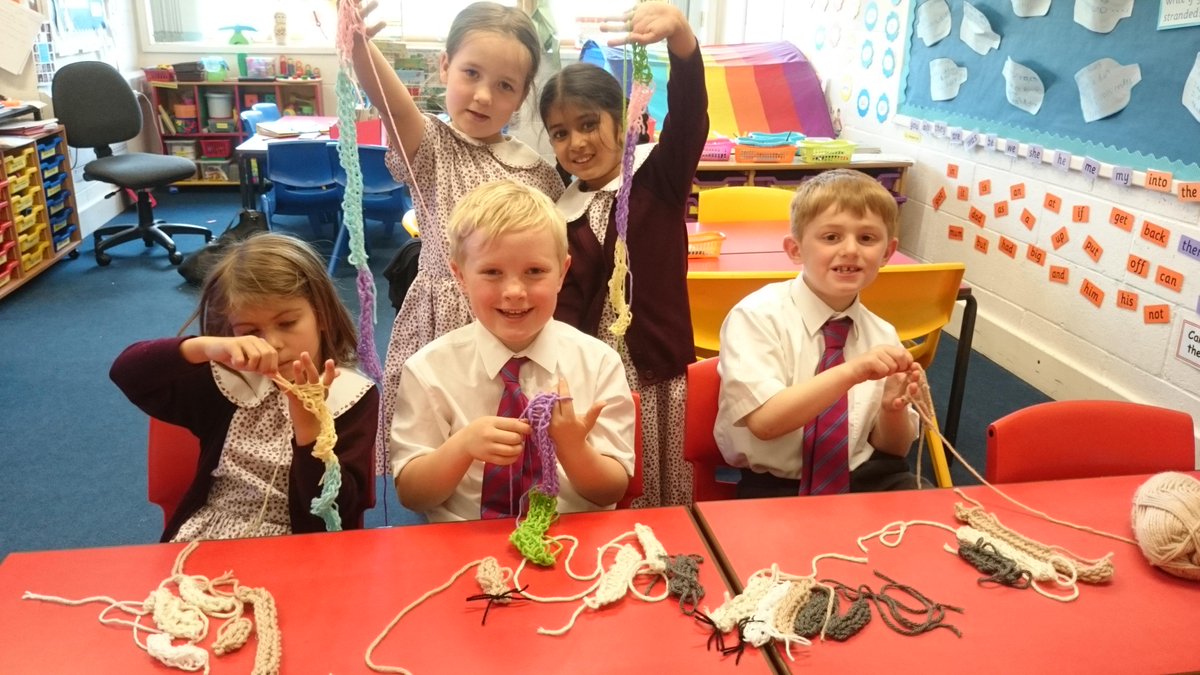 eversfield647's tweet photo. Knitting club have been making little families of mice! #fingerknitting #afterschoolisfun http://t.co/v5thSnja1g
