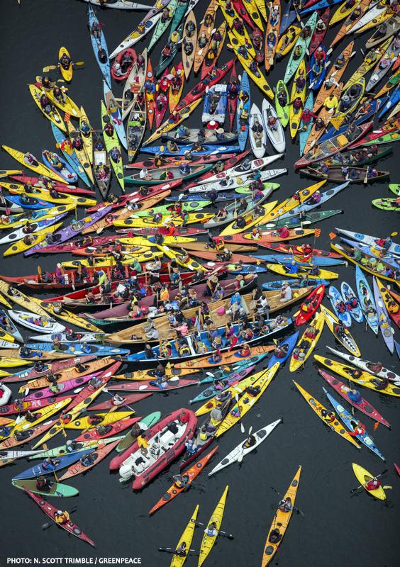 GreenpeaceUK's tweet photo. #Photooftheday: 100s took to kayaks &amp; canoes to un-welcome Shell’s rig to Seattle on Saturday http://t.co/HugBgQAwiZ http://t.co/8kTo2bPqgw