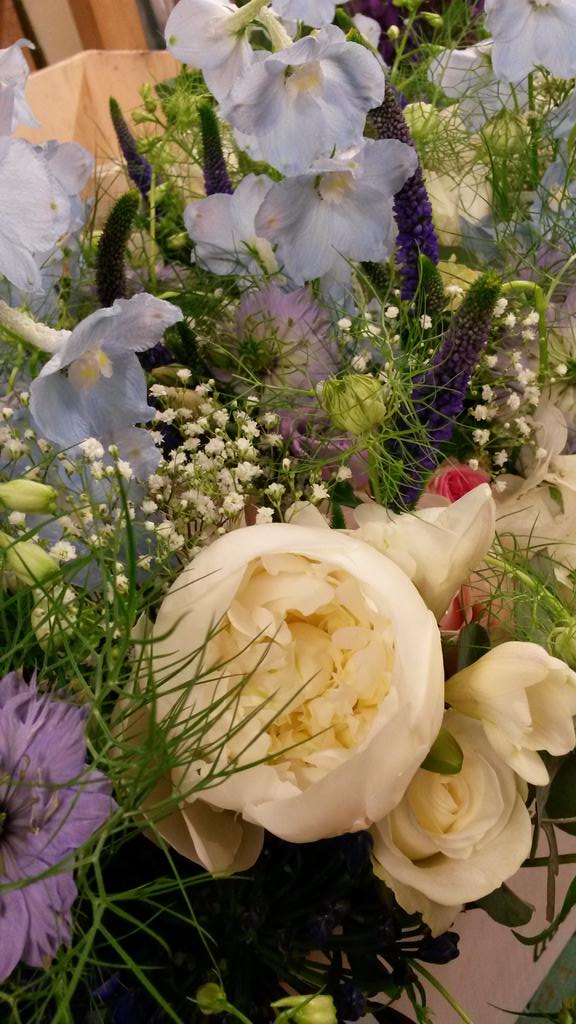 Workshop_shrop's tweet photo. NEW flower arranging class starts Wed 8th June 11-1pm 5 weeks for £37.50. learn skills, how to care &amp; best to buy http://t.co/D99XYBUPM3