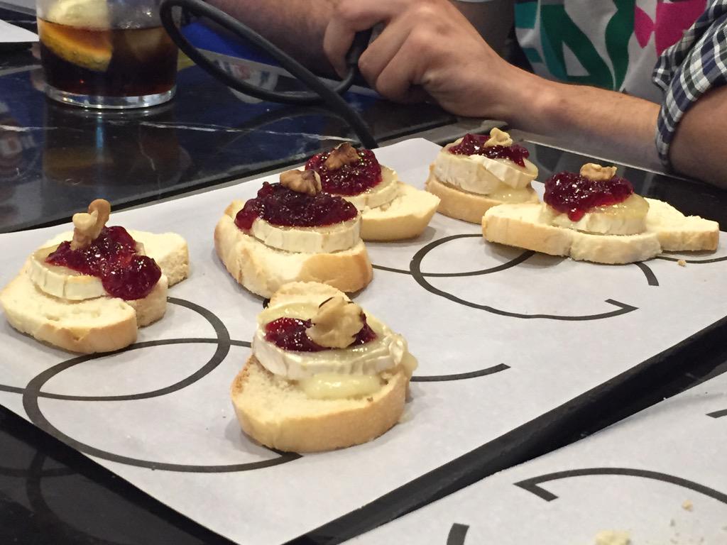 DMQLive's tweet photo. Comida y atención excepcionales en @BogaSevilla. Si estás por la Buhaira... ¡pásate por el 13! http://t.co/DlpkzJ49w2 http://t.co/rEL0NqODjO