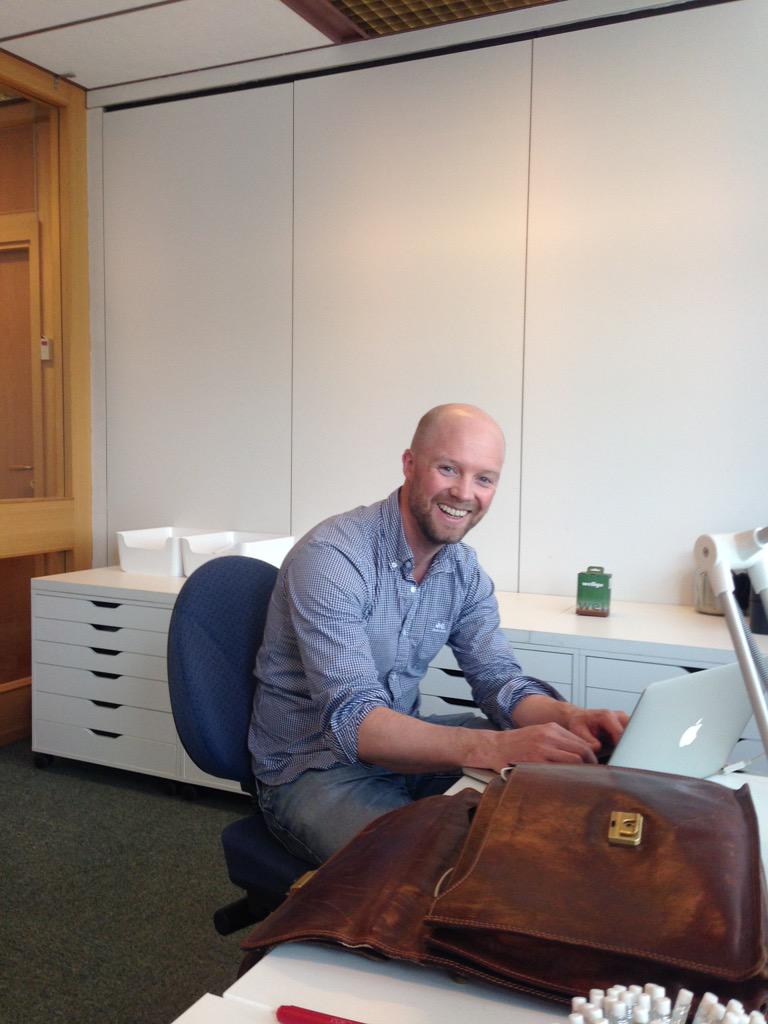 TinyElephantno's tweet image. Magnus på besøk på kontoret