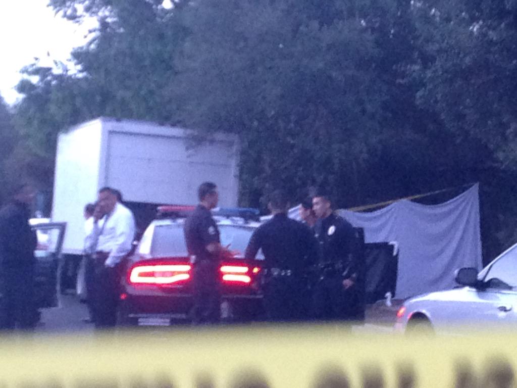 CBSLosAngeles's tweet photo. MT @AmberLeeNews: #LAPD: Man's body found burning on sidewalk in #SoutLA. Fortuna St closed http://t.co/wAq1VAoKXb http://t.co/4Vce9MpG24