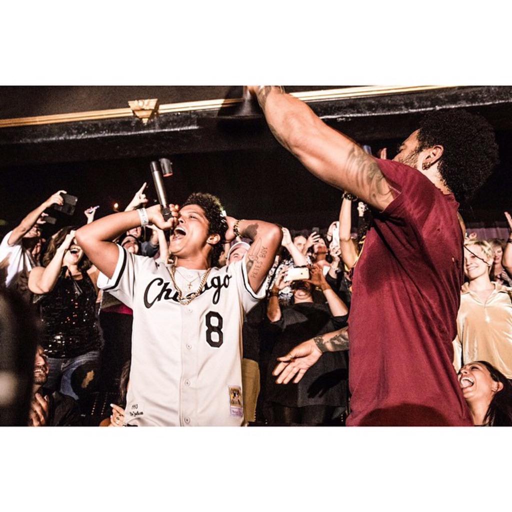 mitchell_ness's tweet photo. We see you @BrunoMars!! cc: @LennyKravitz http://t.co/DfhNtubZ6x #Bo #jerseyseason #mnspotted #mnjersey http://t.co/FVc8k9DcV9