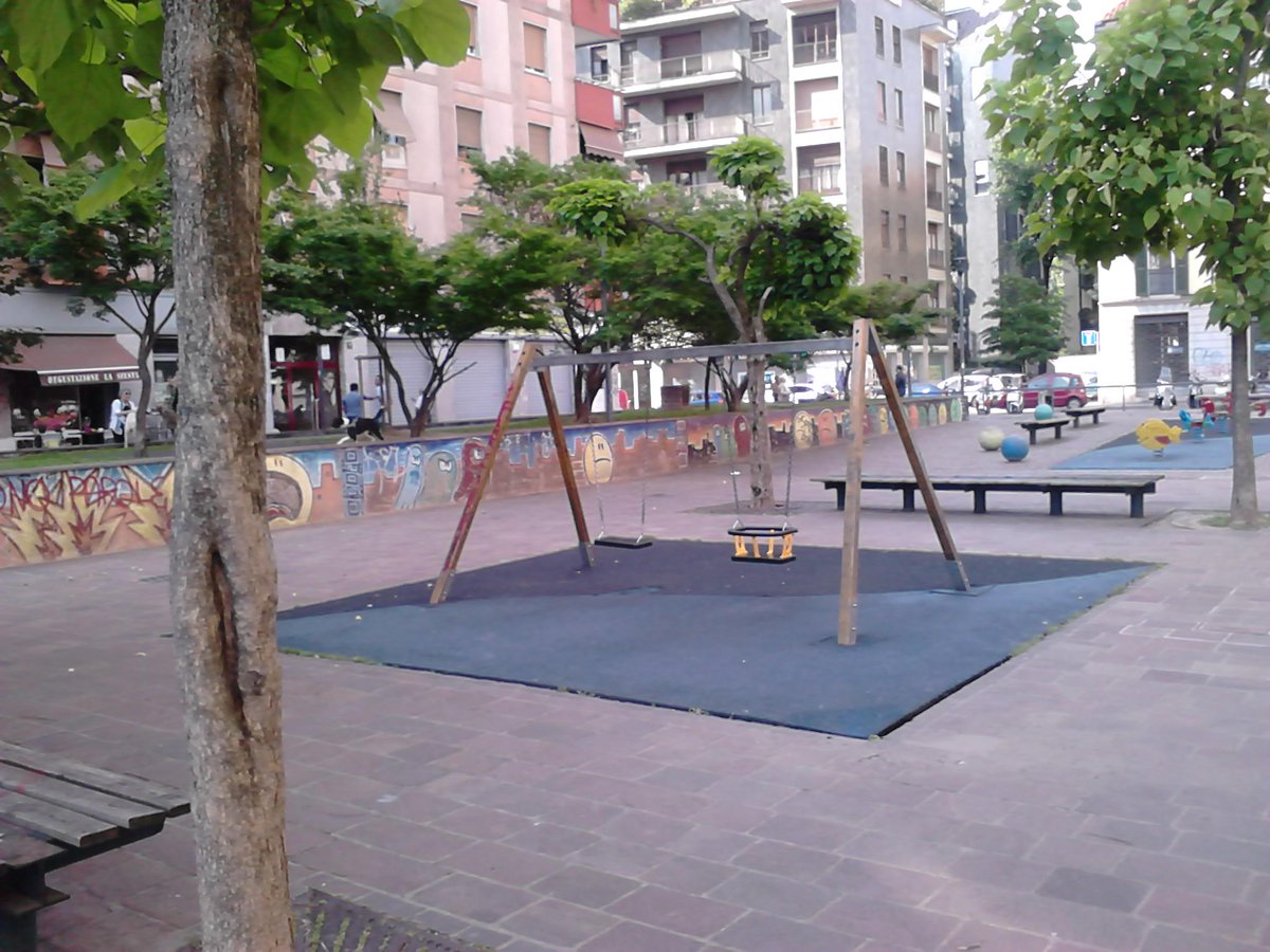 moltitudo's tweet photo. i puliziotti di #retakemilano e lo squallore che alberga nelle loro menti applicato al concetto di spazio per bimbi http://t.co/cApmwpy3cN