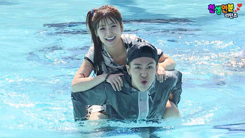 CSYB_Returns's tweet photo. #천생연분리턴즈 금요일 오후 5시 40분! *_* 수중 게임의 클래식! 파인애플을 향해 돌격하는 #크레용팝 #소율 과 #빅플로 #하이탑 커플!! #본방사수 http://t.co/3Cf5Dt8kHR