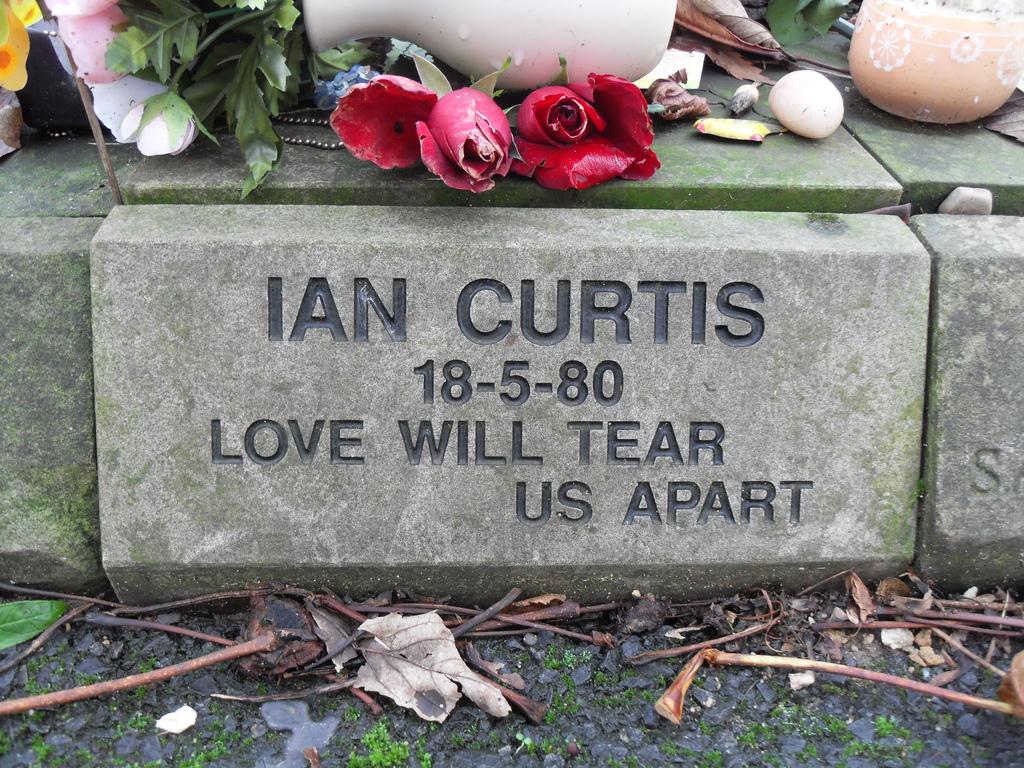 Ian Curtis (Joy Division) overleed 35 jaar geleden. Ik schreef over Curtis &amp; Control in 2007: oscarvangelderen.nl