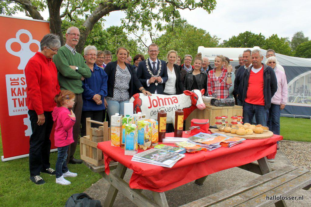Burgemeester Sijbom verzorgt gastvrije ontvangst op camping De Veldzijde buff.ly/1bZTMKb #Losser #nieuws