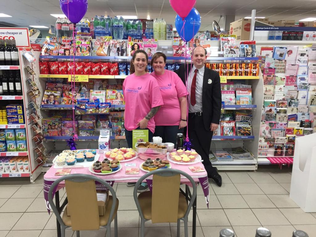 Rawmarsh2013's tweet photo. @jenhiggins10 @mazieblake12345 fundraising for Weston park cancer hospital http://t.co/lgLV0ZI9hH