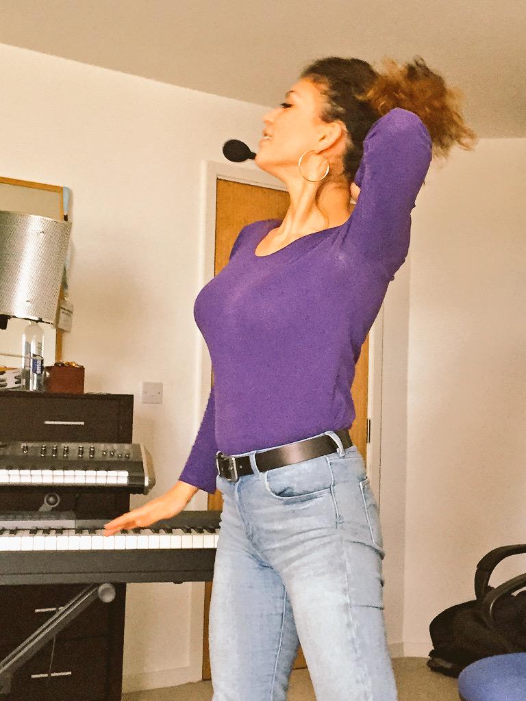 stevexanth's tweet photo. @KarenHarding working up a froth, it could be the album cover @beck155 ....
#headmic http://t.co/QSt2741GFe