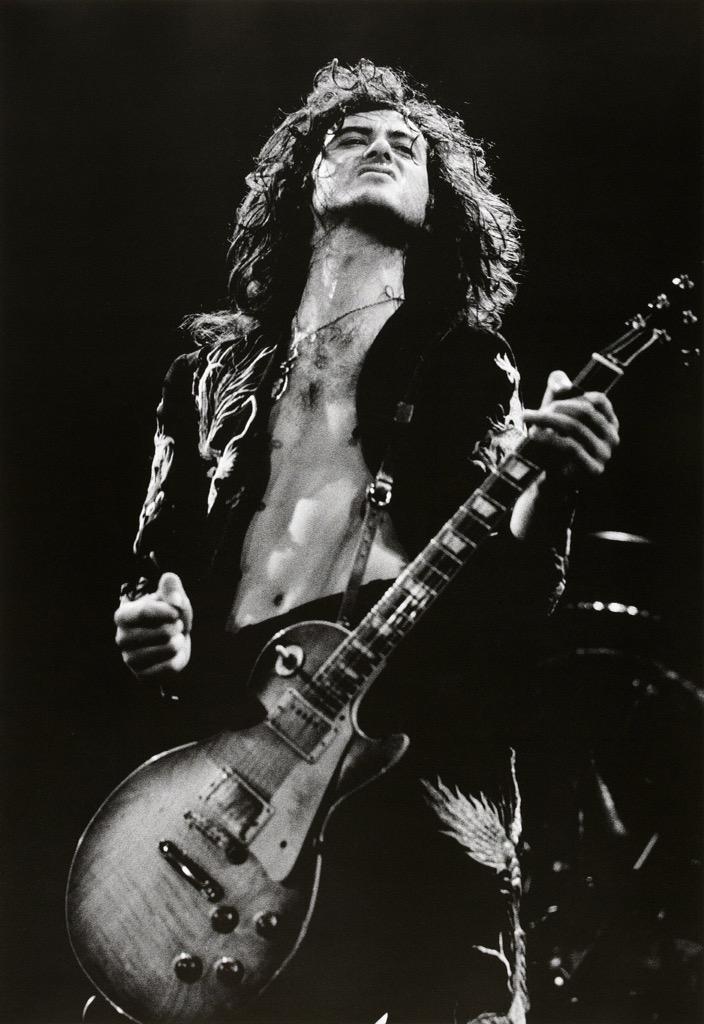 ItsJamAvenue's tweet photo. It's a #JamOff between two of the greatest to play a guitar. FAV for Jack White, RT for Jimmy Page. http://t.co/vnl8dGg4k2