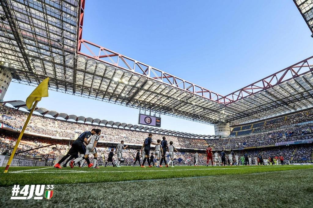 JCIndonesia's tweet photo. Kedua tim memasuki lapangan. Aku kapan boleh memasuki hati &amp; kehidupanmu~ #InterJUVE http://t.co/NZxGD7Roq4