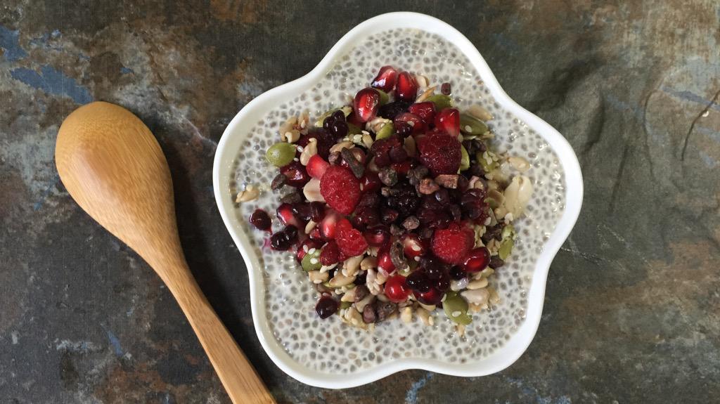 Sweetfran25's tweet photo. Desayuno maravilloso💖 #PuddingDeChia con frutos rojos y semillas activadas, 🙌 delicioso! #comidaViva 🌱💚🌿 http://t.co/wOCo8l8qbO
