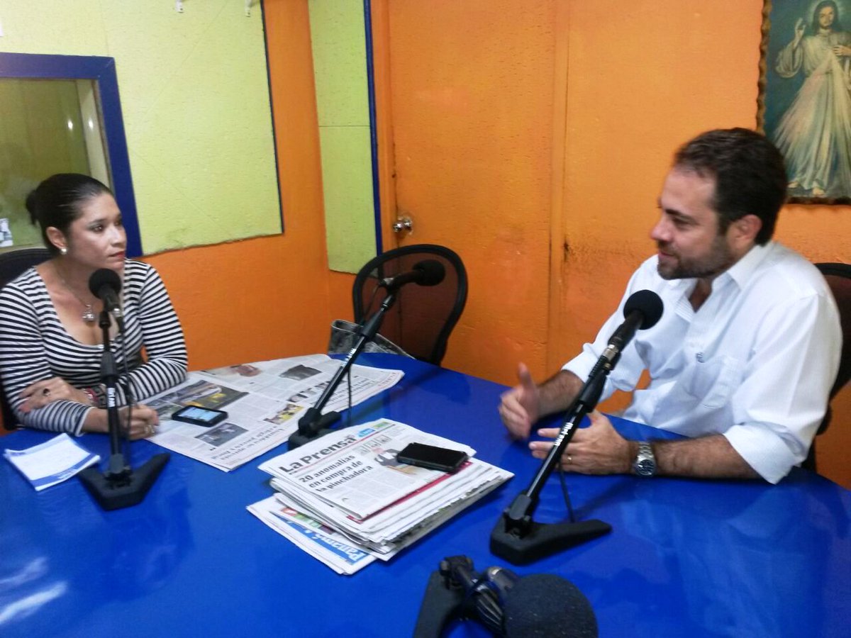 veraguasc9's tweet photo. @MIVIOT: Ministro @MarioEtchelecu por Ondas Centrales #Veraguas http://t.co/2p81Zx8nsF http://t.co/mAc5ep3o0M