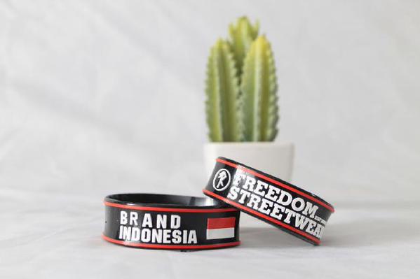 Brandindonesia's tweet photo. Merch Freedom X Brand Indonesia IDR 20.000 | Available at freedom store &amp; order online 085691376533/2B87F000 http://t.co/AZsmYyXdzF