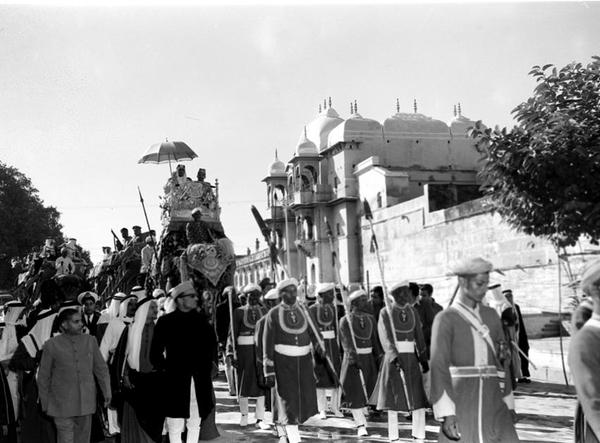 Historic_India's tweet photo. King of Saudi Arabia accompanied by Maharaja of Benaras in Varanasi, 1955 http://t.co/uA7oEFsNnw