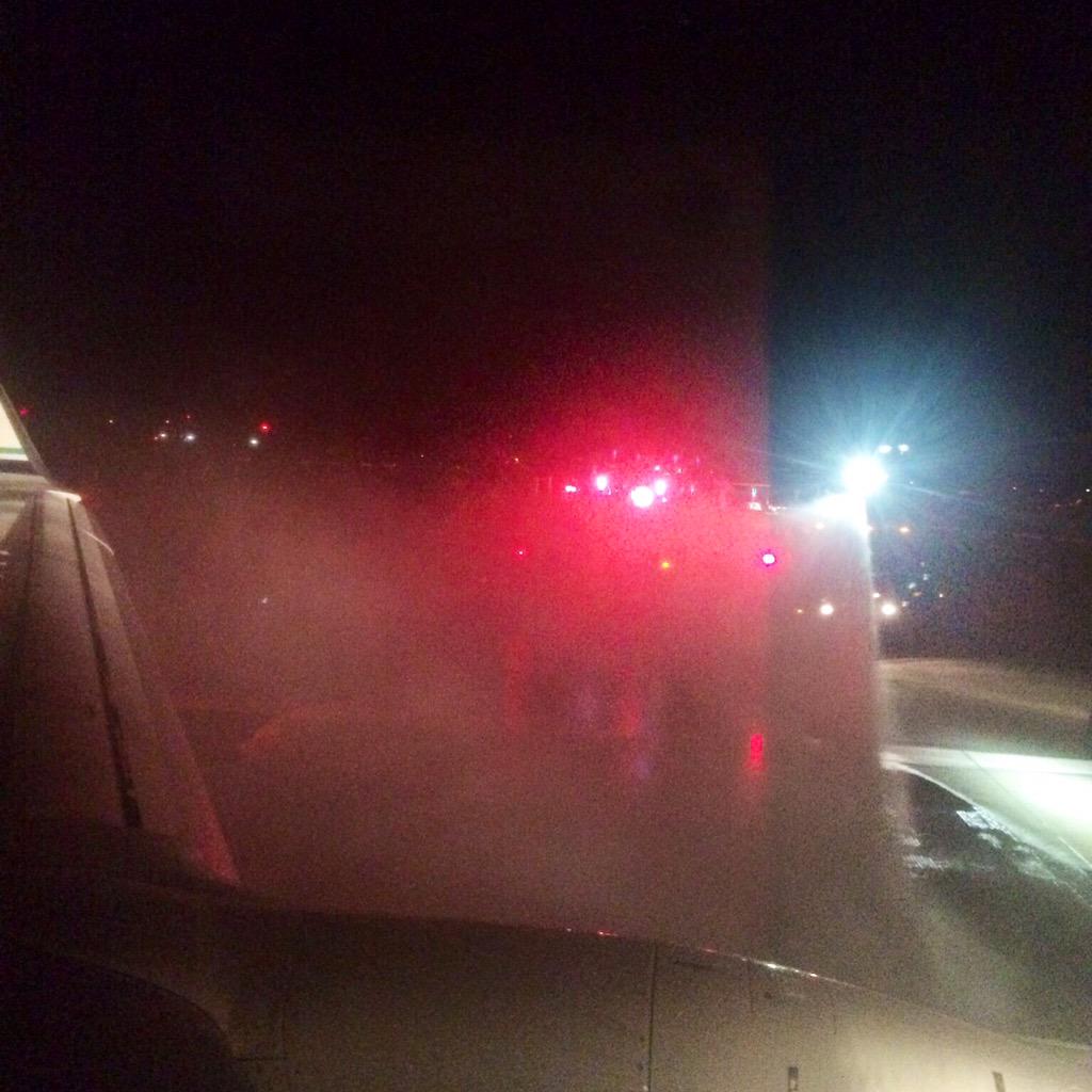 rocknrylin's tweet photo. Friends saw flames and sparks and it seem like a dream now. Happy that everyone's safe. #flight601 #blowntire http://t.co/D4GlKgvBvq