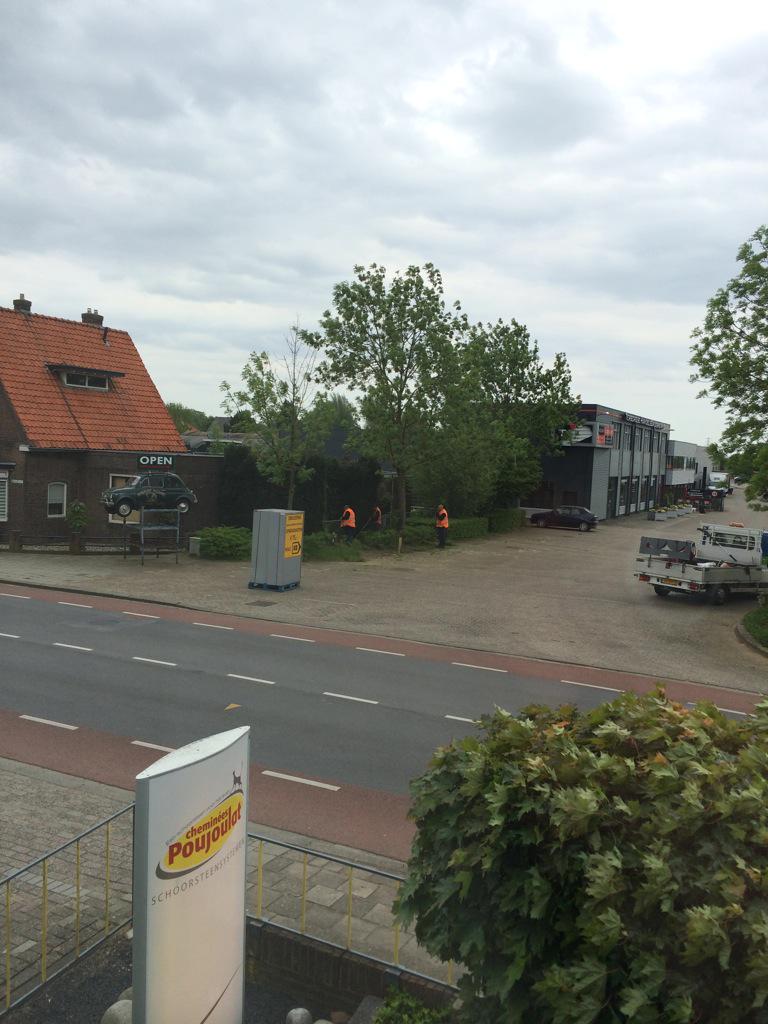 VinylDebiel's tweet photo. Ik loop me de hele dag te ergeren aan deze gasten. hele dag bezig met kleine stukje groen. En wie betaald dat volk?! http://t.co/9fHG3w2g7S
