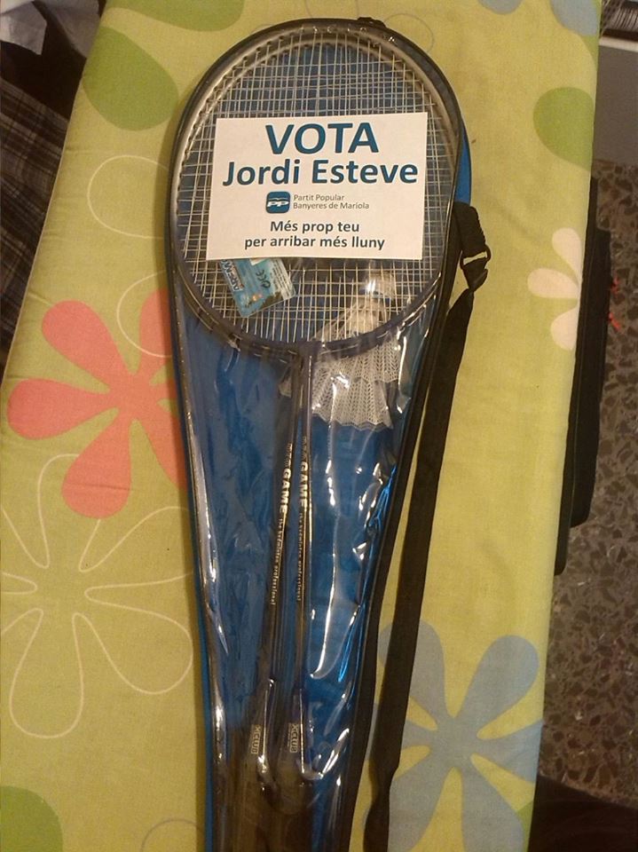 Lkzband's tweet photo. @EnElAireAB Por si os vale para el programa, en mi pueblo se está repartiendo esto como regalos de campaña http://t.co/qb2h7v99px