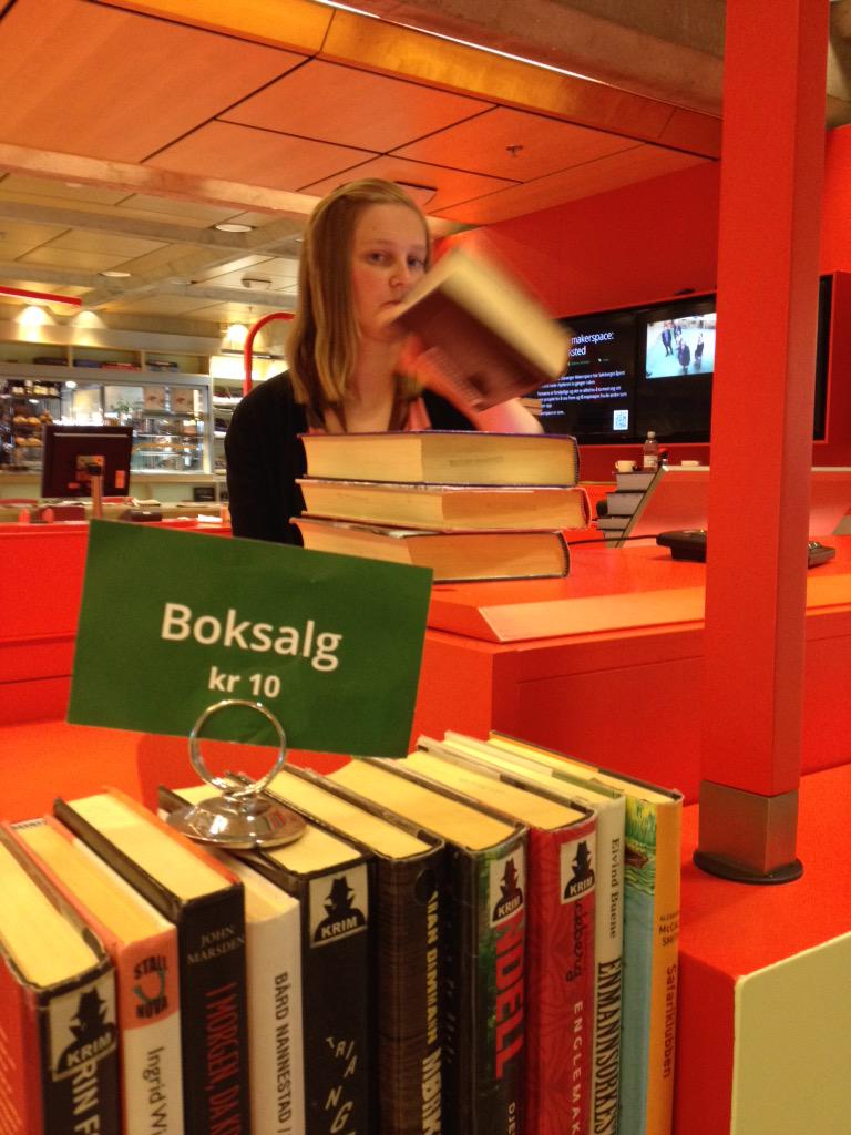 asadnoy's tweet photo. Den lille rekken av bøker i forgrunnen vokser ofte når @baguettis har kveldsvakt på #sølvberget. #kupp #krim #salg http://t.co/aRgo1jqFMk