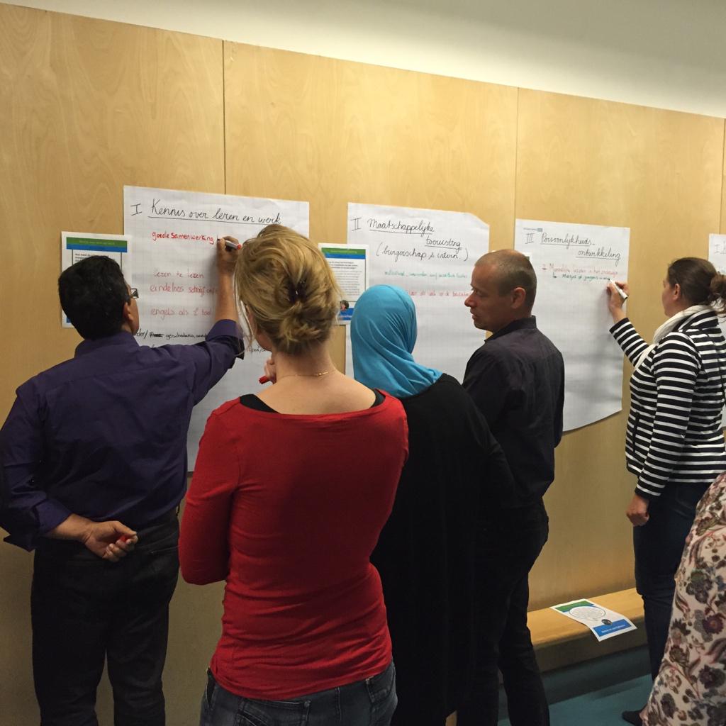 Rijke avond <a href="/Onderwijs_2032/">Kelly Anne Smith</a> met betrokken ouders over leren en sociale en persoonlijke vorming op <a href="/obspantarijn/">OBS Pantarijn</a>.