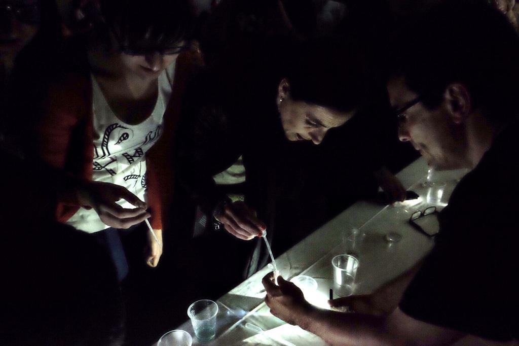 xurxomar's tweet photo. Magnífica charla de @mcollado_CHUS en @pintofscienceES #pint15scq, que terminó con obtención de ADN in situ: http://t.co/8rCFFcLMZC