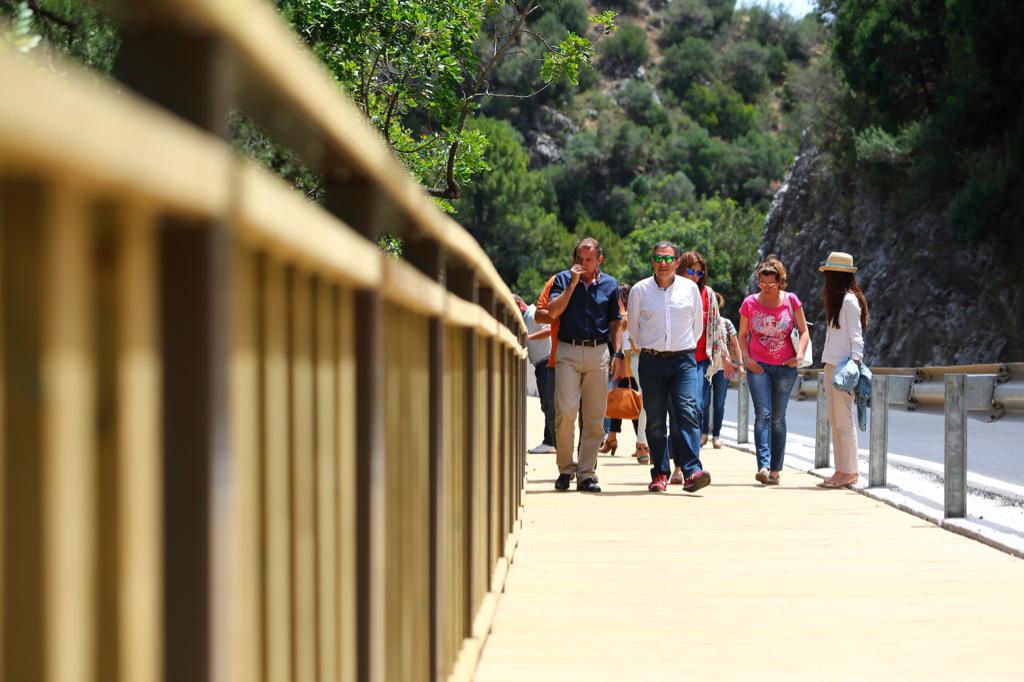eliasbendodo's tweet photo. Estrenando la nueva pasarela junto al río Guadalmina en #Benahavís. Ha quedado muy bien @aytodebenahavis #CostadelSol http://t.co/g2QKZBgJvS