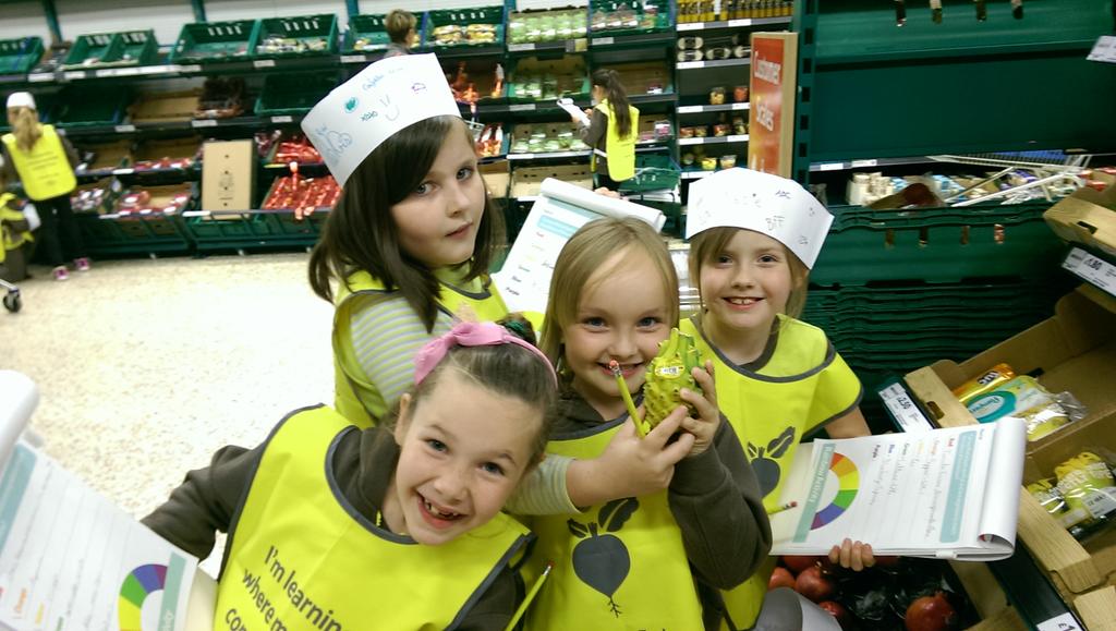 eversden_amanda's tweet photo. @TescoBracknell @EatHappyProject good fun with great Holland's brownies! Learning about #pitaya #farm2fork http://t.co/ayb9pnUmyd