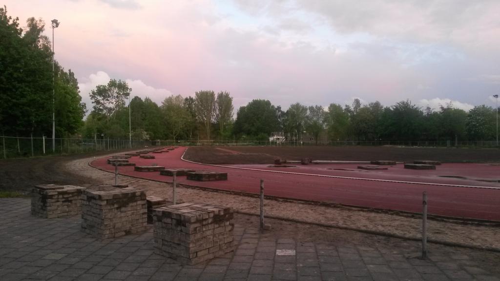 BrendanTroost's tweet photo. Renovatie van de baan is begonnen! Over drie maanden ligt hier een spiksplinternieuwe track! @AVGouda http://t.co/Euxz0Dzkwu