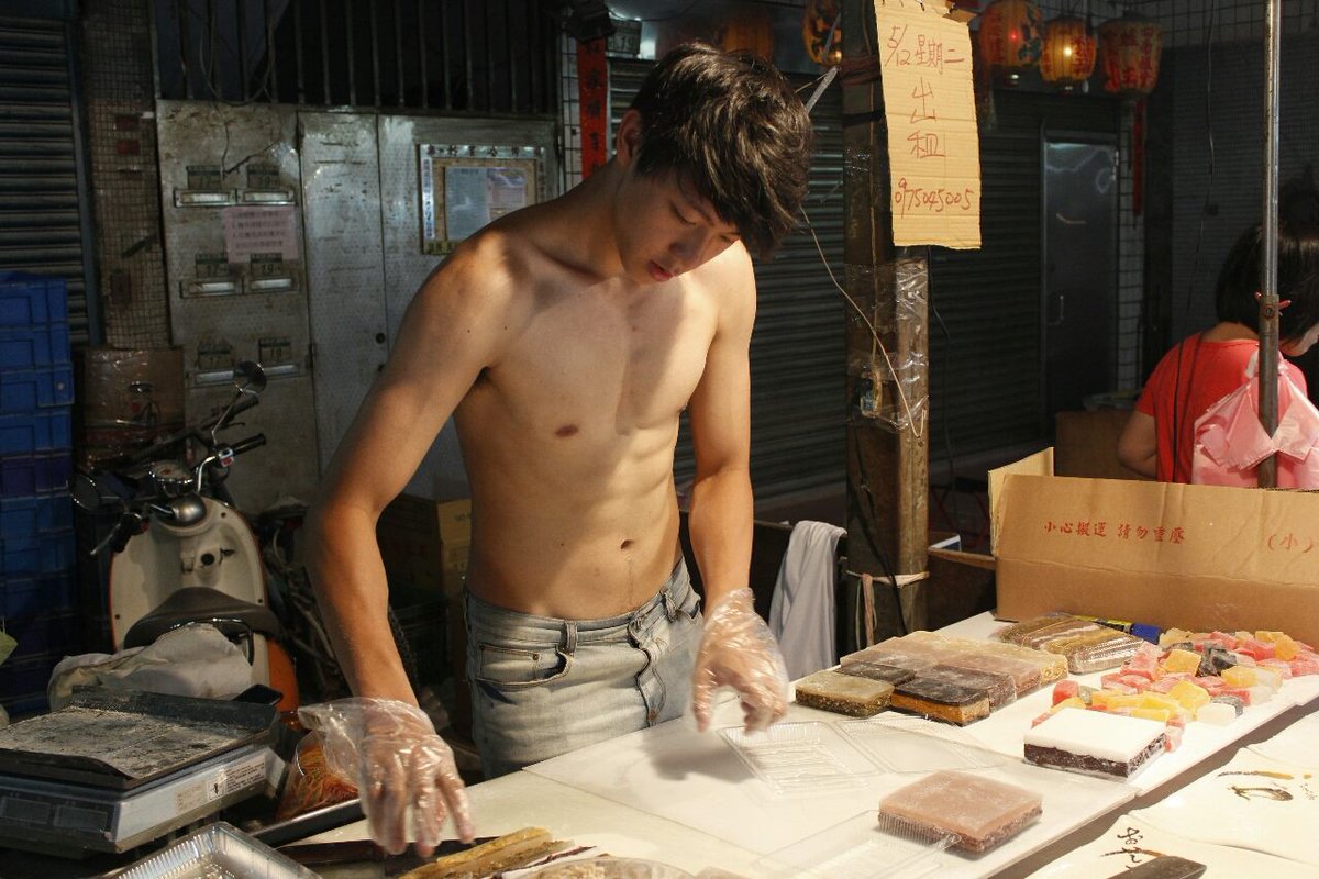 JanYesungStyle's tweet photo. โอ๊ยขนมอ่ะไม่ต้องซื้อหรอก  เห็นพ่อค้ากูก็อิ่มแล้วค่ะ บาย 55555555555555555555555  #ร้านไรประเทศไหนบอกพี่ซิ http://t.co/GV6VJ2VQHN