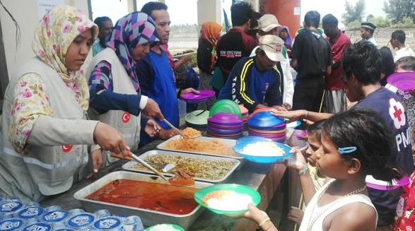 İHH, Endonezya’daki  Arakanlı göçmenlere düzenli tıbbi yardımlara ve sıcak yemek dağıtımına başladı.Teşekkürler #İHH