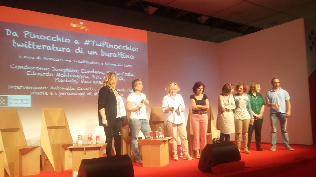 TwLetteratura's tweet photo. Ecco alcune delle insegnanti di #twpinocchio!!! #SalTo15 http://t.co/FAu5URsgyD
