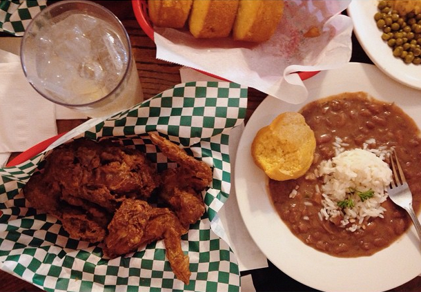 southfoodways's tweet photo. When in NOLA, get your fried chicken fix at Willie Mae's #popsouth2015 #PicPick http://t.co/oamxJkE84H http://t.co/FeHCDhRnlT
