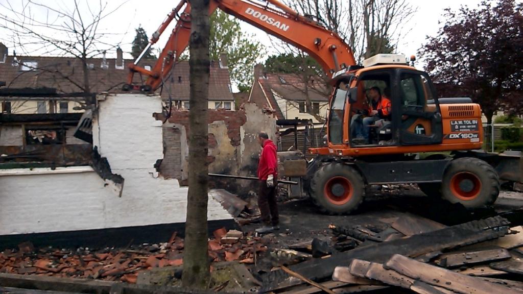 mknaap's tweet photo. Ja en dan is het zover de sloop van ons mooi Uil pand is begonnen op naar monumentale  (nieuwbouw). @de_uil http://t.co/KlVeUE7Vqj