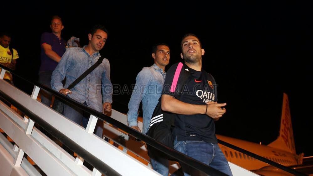 SBIMedan_'s tweet photo. Jugadors Barça saat tiba di Barcelona #CAMPEONES23 http://t.co/x9ZSNJY60u