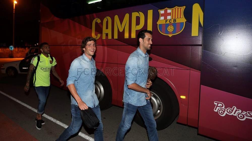 SBIMedan_'s tweet photo. Jugadors Barça saat tiba di Barcelona #CAMPEONES23 http://t.co/x9ZSNJY60u