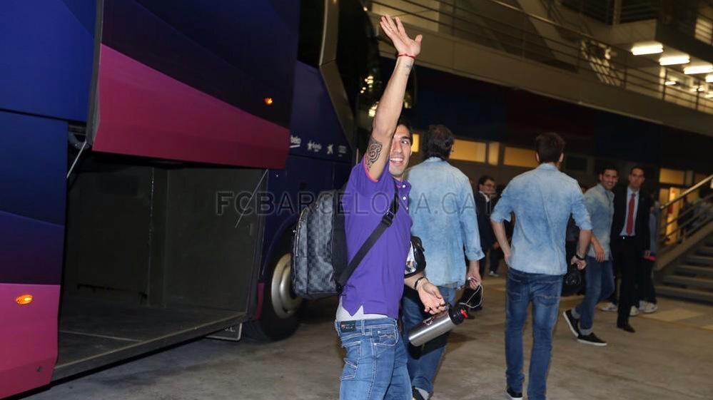 SBIMedan_'s tweet photo. Jugadors Barça saat tiba di Barcelona #CAMPEONES23 http://t.co/x9ZSNJY60u