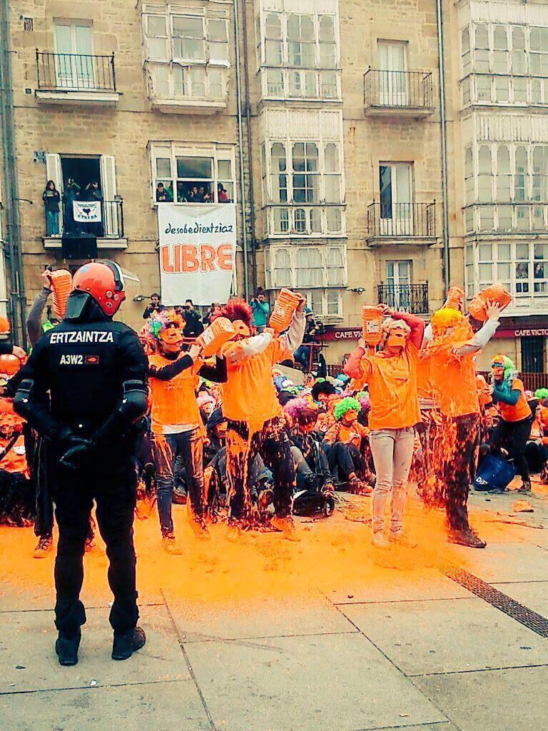 eztabai's tweet photo. 21 años separan estas dos fotos de desobediencia civil noviolenta. 1994 Insumisión. 2015 #Resist7 http://t.co/LAgAW42UST