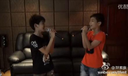KarRoy0715's tweet photo. 2012年7月的一天，印象中似乎是屬於他們兩個的第一首合唱作品。小小的王俊凱和王源翻唱了《一個像夏天一個像秋天》，並且還���原唱范瑋琪轉發。#tfboys王俊凯 #tfboys王源 #tfboys #凯源 #凱源 #karrroy http://t.co/iKmf82IL0f