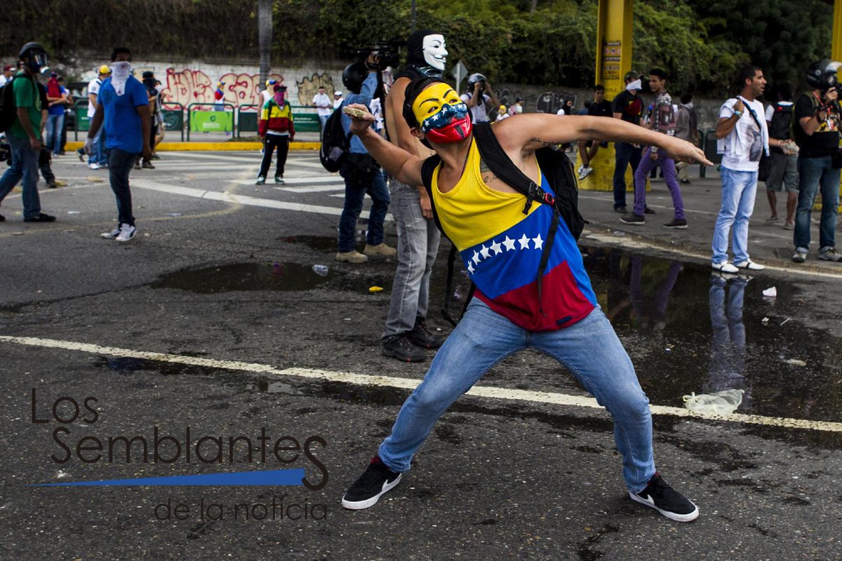 LosSemblantes's tweet photo. Aquí lo que importa, son los personajes de la noticia... #LosSemblantes http://t.co/Nq0qineRtx