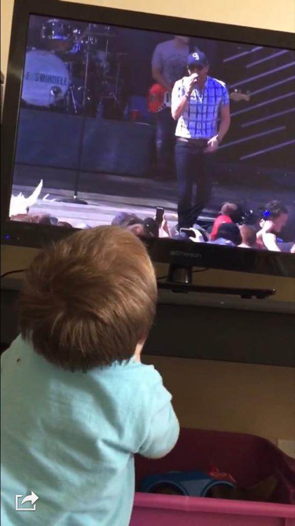 Most kids watch cartoons  @TailgateKiss son prefers you😊 <a href="/coleswindell/">Cole Swindell</a> 
🙏 2 m&amp;g's for 23rd so he can meet you please🙏