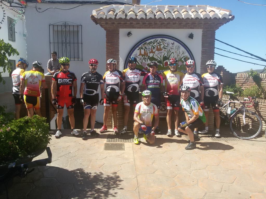 ApcMalaga's tweet photo. Ayer disfrutamos visitandos pueblos de Malaga varios de los componente del Grupo ciclista los Piflos http://t.co/chkYaLHkN4