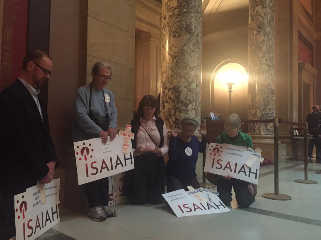 BAnderson319's tweet photo. God has the Power- and so we @ISAIAHMN kneel and prayer b/c #SessionFailure #mnleg http://t.co/5OGBxbgbMT