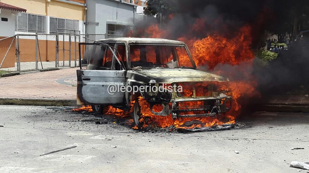 leoperiodista's tweet image. Èncapuchados queman vehículo de Fundalanavial (Min Transporte) fue sacado de la FCU-ULA por encapuchados y quemado