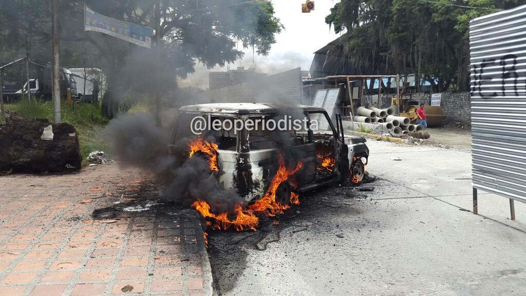 leoperiodista's tweet image. Encapuchados ingresaron y trataron de atacar a dirigentes del la FCU-ULA