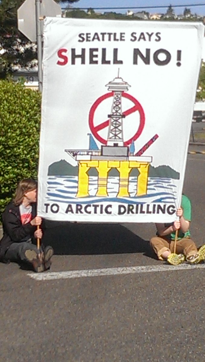 RisingTideNA's tweet image. Seattle says #ShellNo , large crowd blocking both entrances into Terminal 5 #youshellnotpass
