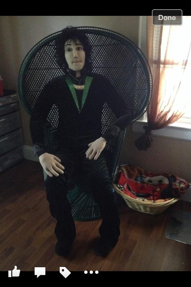 CoreGiggles's tweet photo. My grandma made this life sized loki for me &amp; at first it scared me but now it's pretty cool see :) http://t.co/AZ8PIKKM7G