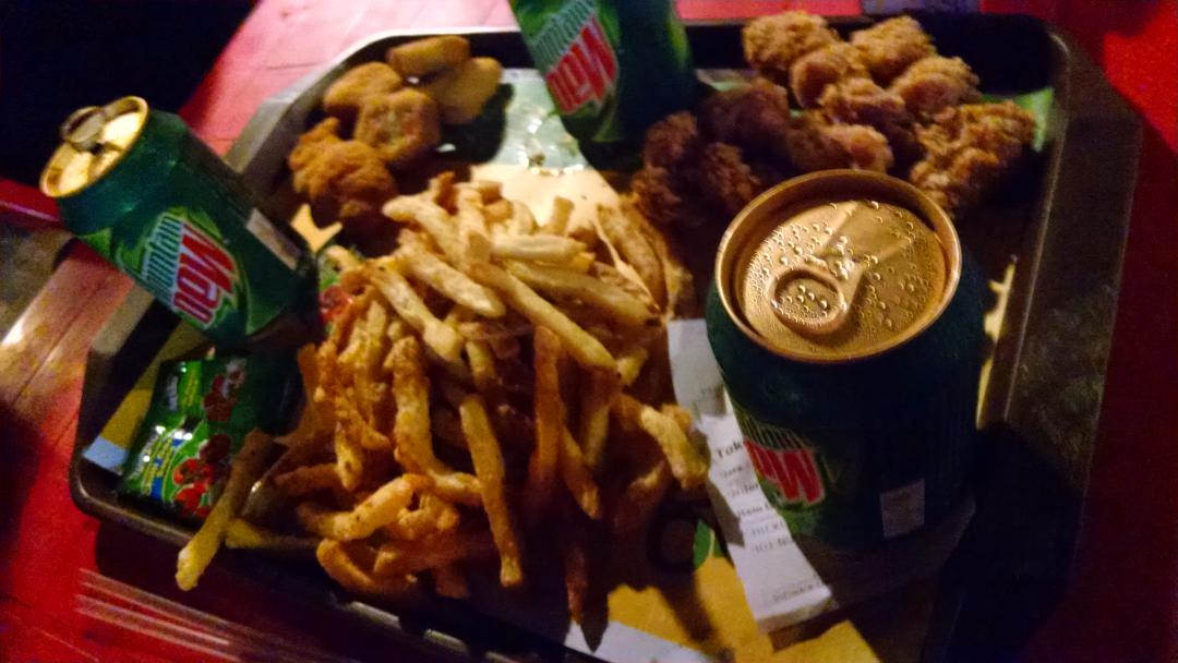 Soch_Samajh_kr's tweet photo. Having fun in #Garrisson #chandni With Mehreen , Madiha #enjoying 😊😍☺ #Eating #shopping #tafreh http://t.co/7Xq90cLMHv