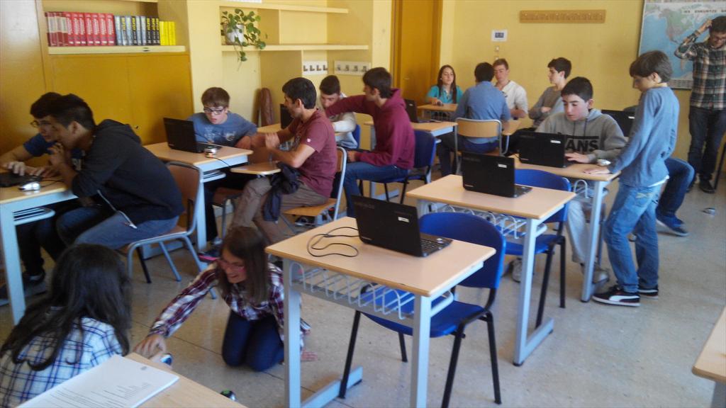 edurobotic's tweet photo. En el "día de la ciencia" del IES #Eskurtze de Bilbao. Taller de @mowayrobot. Gracias a todos!! Ha sido genial!! http://t.co/sb9Ln2xcWD