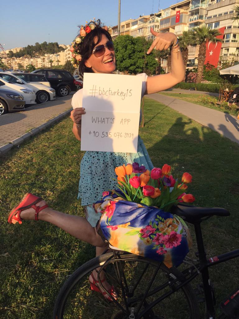 selingirit's tweet photo. Süslü Kadınlar Bisiklet Turu'ndaki hanımlarla konuştuk. Birazdan @vloungeizmir.. Sizi de bekliyoruz #BBCSeçim2015 http://t.co/Zbo3A70Mih