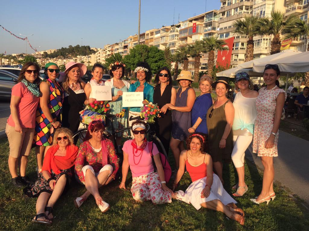 selingirit's tweet photo. Süslü Kadınlar Bisiklet Turu'ndaki hanımlarla konuştuk. Birazdan @vloungeizmir.. Sizi de bekliyoruz #BBCSeçim2015 http://t.co/Zbo3A70Mih